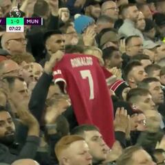 Inolvidable homenaje de Anfield a Cristiano en el minuto 7