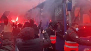 Los ultras del PSG reciben de esta manera al equipo