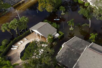 Landon Smith pasea en un bote a pedales en el vecindario de Tarpon Woods en Palm Harbor, Florida