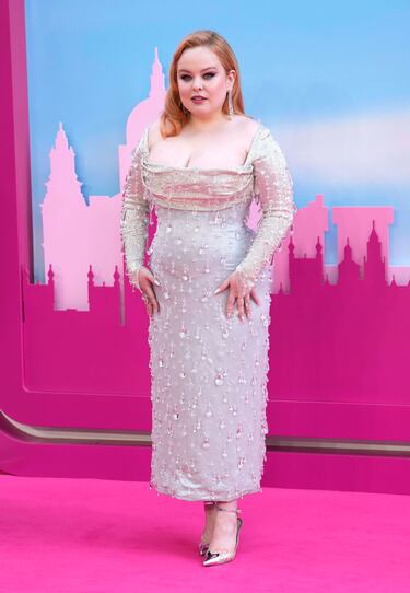Nicola Coughlan posa para los fotógrafos a su llegada al estreno de la película 'Barbie' en Londres.