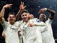 3-0. Federico Valverde celebra el tercer tanto con Brahim Díaz y Vinicius.