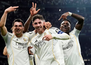 Hat-trick del centrocampista uruguayo, que emuló a su compañero Mbappé la anterior campaña y anotó 3 goles en el Bernabéu al Manchester City. En la imagen, Federico Valverde celebra el tercer tanto con Brahim Díaz y Vinicius.