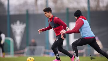 Ilyas Chaira conduce el balón durante un entrenamiento del Mirandés.