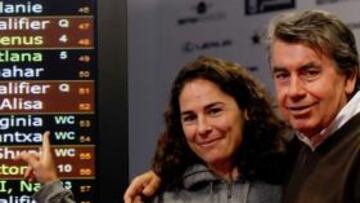 <b>ÚLTIMO VALS. </b>Vivi Ruano se despide y se abraza con Santana.