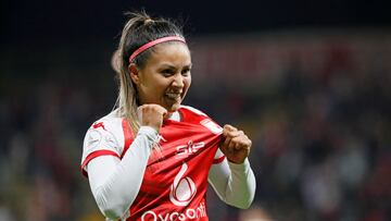 AME5556. BOGOTÁ (COLOMBIA), 08/10/2023.- Diana Celis de Santa Fe celebra un gol contra Club Universitario de Deportes durante un partido de la Copa Libertadores Femenina hoy, en el estadio de techo en Bogotá (Colombia). EFE/ Carlos Ortega
