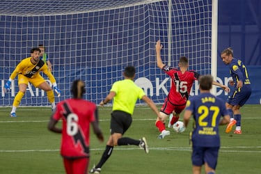 El portero rayista, Augusto Batalla, atento a la jugada de Antoine Griezmann.