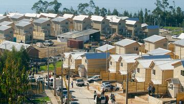 25 Abril de 2015/ TALCAHUANO.
Con una panorámica que muestra las viviendas y una vista privilegiada del mar, se dio inicio a la entrega de llaves para los nuevos propietarios del conjunto habitacional Tumbes, que albergará desde hoy a 200 familias; 132 de ellas afectadas por el terremoto y tsunami del 27 de febrero de 2010 y que hasta ahora residían en los últimos 3 campamentos que quedaron desde la catástrofe correspondientes a Meryland, Fernando Paz y San José en la comuna de Talcahuano.Las restantes 68 familias responden a la postulación regular de vivienda, las que se insertan también en el nuevo proyecto habitacional. En su mayoría se trata de damnificados vinculados a la pesca artesanal y que vivían frente al mar, que no solo perdieron su vivienda, sino también sus embarcaciones y materiales de trabajo que constituían su fuente de ingresos. Foto: VÍCTOR SALAZAR M./ AGENCIAUNO.