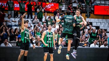 Ricky Rubio y Ludde Hakanson chocan en el aire tras una buena jugada del segundo durante el Joventut-Cholet de la Champions FIBA.