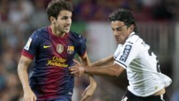 <b>CUESTIONADO. </b>Cesc, ante Tino Costa contra el Valencia en el que Camp Nou, donde fue silbado.