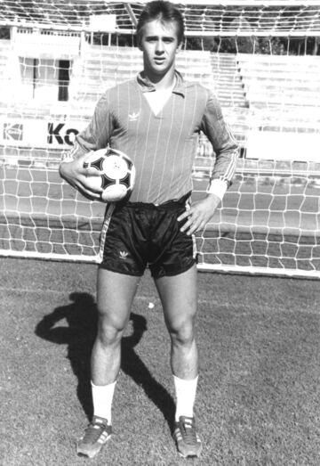 Lopetegui fue formado como portero en las categorías inferiores de la Real Sociedad. Jugó en el San Sebastián C.F. (filial de la Real) desde 1983 hasta 1985. No pudo llegar a la portería del equipo guipuzcoano por la calidad de la portería vasca en esos momentos (Arconada, González y Elduayen).