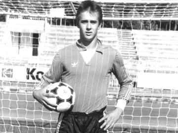 Lopetegui fue formado como portero en las categorías inferiores de la Real Sociedad. Jugó en el San Sebastián C.F. (filial de la Real) desde 1983 hasta 1985. No pudo llegar a la portería del equipo guipuzcoano por la calidad de la portería vasca en esos momentos (Arconada, González y Elduayen).