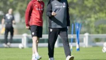 Susaeta recibe indicaciones de Bielsa.