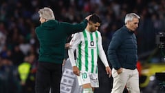 El jugador del Betis Ayoze Pérez, saliendo del campo lesionado ante el Granada.