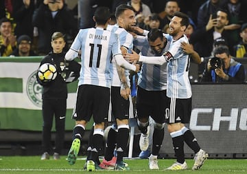 Gabriel Mercado celebra con sus compañeros el gol marcado ante Brasil.