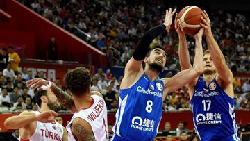 Tomas Satoransky (C) of the Czech Republic and Jaromir Bohacik (R) of the Czech Republic try to hold the ball as Turkey&#039;s Scott Wilbekin (2nd L) watches during the Basketball World Cup Group E game between Turkey and Czech Republic in Shanghai on Sep