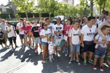 Los aficionados esperan en la puerta del Santiago Bernabéu.