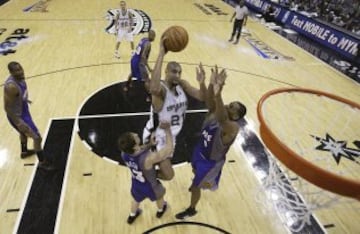 Comenz¨® a principios de los 90 con David 'El Almirante' Robinson liderando a los San Antonio Spurs contra los Phoenix Suns de Charles Barkley, Dan Majerle y Kevin Johnson. Los cuatro duelos en playoffs entre 1992 y 1998, quedaron en tablas: 2-2. Pero la enemistad no se detuvo y la siguiente generaci¨®n cogi¨® el odio de sus mayores. En seis ocasiones entre 2000 y 2010, Spurs y Suns lucharon en la postemporada. El equipo texano s¨®lo cay¨® en una ocasi¨®n, pero en cada uno de los duelos de Tim Duncan contra Steve Nash y Amare Stoudemire fueron de altos vuelos. En 2007, la rivalidad encontr¨® su punto de ebullici¨®n, cuando ambos equipos, dos de los mejores en la NBA en esos momentos, se midieron en segunda ronda de playoffs, con trifulca incluida por una dura acci¨®n de Horry sobre Nash. Raja Bell y Stoudemire fueron suspendidos y los Spurs vencieron en esa serie.