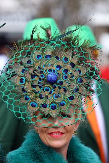 El Festival de Cheltenham es uno de los eventos hípicos más importantes del Reino Unido. Las carreras transcurren en Cheltenham, una ciudad balneario y borough situada en el condado británico de Gloucestershire, cerca de las ciudades de Gloucester y Cirencester. Durante el Festival se celebra el 'Ladies Day' (El Día de las Damas) donde las asistentes lucen sus mejores vestidos y tocados.