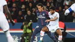 Paris Saint-Germain's Brazilian forward Neymar (C) vies for the ball with Dijon's French defender Valentin Rosier (R) during the French L1 football match between Paris Saint-Germain and Dijon on January 17, 2018 at the Parc des Princes stadium in Paris. / AFP PHOTO / CHRISTOPHE ARCHAMBAULT