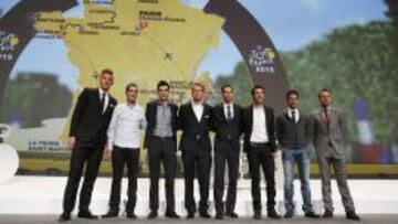 De izquierda a derecha, los ciclistas Marcel Kittel, Blel Kadri, Tony Gallopin, Alexander Kristoff, Vicenzo Nibali, Thibaut Pinot, Jean-Christophe Peraud y Cadel Evans posan durante la presentación del Tour de Francia 2015 en París.