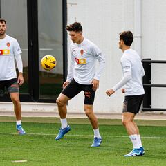 Diego López se ejercita con gafas