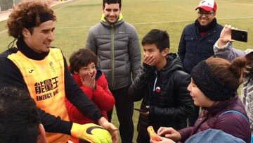 El guardameta mexicano, canterano del Am&eacute;rica, convivi&oacute; y regal&oacute; obsequios a ni&ntilde;os de la cantera rojiblanca.