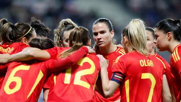 Nice (France), 03/12/2024.- Laia Codina (C) of Spain discusses with her teammates during the Women's international friendly soccer match between France and Spain in Nice, France, 03 December 2024. (Futbol, Amistoso, Francia, España, Niza) EFE/EPA/SEBASTIEN NOGIER