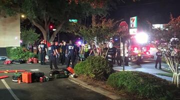 El agresor, muerto en un enfrentamiento con la policía, irrumpió a tiros en el local de Orlando y se atrincheró con rehenes. Hay 53 heridos.