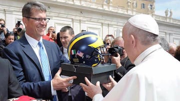 Jim Harbaugh le regala al Papa un casco y unas zapatillas