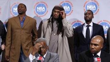 <b>TENSIÓN. </b>Billy Hunter y Derek Fisher se explican, flanqueados por Bonner, Mason, Thomas, Dooling...