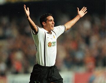 Florentino Pérez en persona se interesó por el jugador valenciano en 2004 y llegó a ofrecer 36 millones de euros. Vicente solo tenía en mente renovar con el conjunto ché y Llorente, por entonces Director General, se negó a venderlo. 