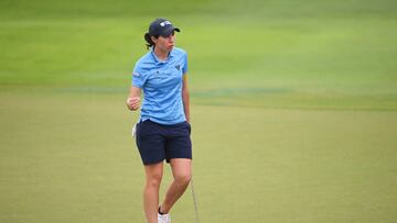 Carlota Ciganda de Espa?a celebra en el green dieciocho durante el D¨ªa Dos del Campeonato Mundial Femenino HSBC en el Sentosa Golf Club el 03 de marzo de 2023 en Singapur.