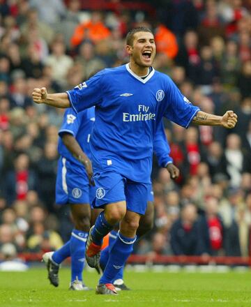 El delantero Adrian Mutu fichó por el Chelsea en 2003 a cambio de 22,5 millones de euros. Tuvo problemas con Claudio Ranieri y con su sucesor, José Mourinho, que llegó a Stamford Bridge en la 2004/2005. Después de no presentarse en varios entrenamientos, el técnico portugués decidió realizarle un control antidrogas. El futbolista rumano dio positivo en cocaína y fue suspendido durante 7 meses por la Federación inglesa y tuvo que pagar una multa de 20.000 libras. Por consejo de sus abogados, Mutu decidió no hacer un contranálisis debido a que el Chelsea hubiera podido reclamarle una indemnización. El futbolista jugó cedido en la Juventus, pero fue en la Fiorentina donde alcanzó su mejor nivel a las órdenes de Cesare Prandelli, que llegó a decir de él que era "uno de los mejores futbolistas" que el técnico italiano había entrenado. 