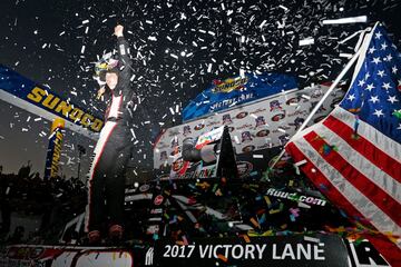 El piloto Harrison Burton celebra su victoria en Victory Lane tras ganar las series de la NASCAR en el circuito Dover Inernational en Dover, Delaware