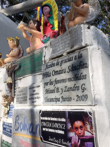 Tumba de Omaira Sánchez en Armero. El legado de Omaira Sánchez se basa en su historia, que la convirtió en un símbolo de la tragedia de Armero, la resistencia humana y la crítica a la falta de preparación ante desastres naturales. Su valentía y calma en sus últimas horas conmovieron al mundo, mientras su muerte puso en evidencia la ineficiente respuesta de las autoridades colombianas ante la erupción del volcán Nevado del Ruiz. Hoy, su tumba es un lugar de peregrinación y ella es recordada en diversas expresiones culturales como un símbolo de esperanza y un recordatorio de la importancia de la prevención. 