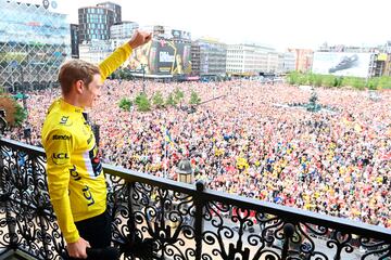 El flamante vencedor de la 110ª edición del Tour de Francia, Jonas Vingegaard, ya está en casa. El corredor del Jumbo-Visma recibió un merecido homenaje en el Ayuntamiento de Copenhague (Dinamarca), donde fue recibido y aclamado por cientos de aficionados que vibraron con el joven ciclista tras su segundo triunfo en la Grande Boucle