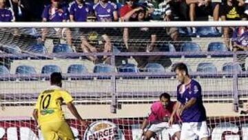 <b>INCORDIO. </b>Entre Aníbal y Ryan pusieron en apuros a un Juanma que nada pudo hacer para evitar los goles del nuevo líder de Segunda.