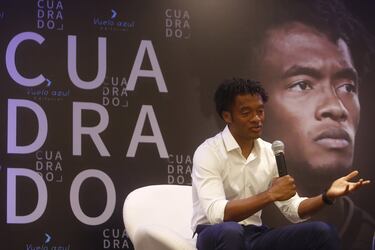 El lateral colombiano de la Juventus, en el día de su cumpleaños 33, presentó en un evento realizado en Medellín la biografia: "Panita, esta es mi historia", en la que cuenta todos los detalles de su vida.