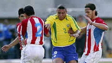 <b>RONALDO NO PUDO CON PARAGUAY.</b> La selección paraguaya se entregó a fondo para poder detener a Ronaldo, que salió de titular.