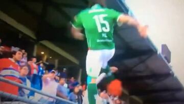 La vergonzosa patada de un futbolista a un hincha rival