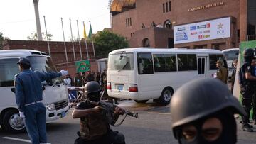 Pakistani police commandos take position as they escort a street on the arrival of International World XI players for practice at the Gaddafi Cricket Stadium in Lahore on September 11, 2017.
A World XI squad comprising 13 players from seven top crick