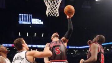 Carlos Boozer anota ante la defensa de los Nets