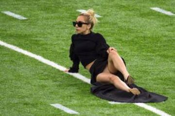 Lady Gaga también está inspeccionando el césped del NGR Stadium. Parece que está como una alfombra.