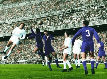 Real Madrid-Fiorentina partido de la Final de la Copa de Europa de 1957. Una ocasión más para el Real Madrid en este caso es Di Stéfano quien puso todo su ardor para derribar el muro italiano. Aquí lo intenta con un remate de cabeza.