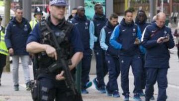 Los jugadores de la selección de Francia, escoltados por la policía