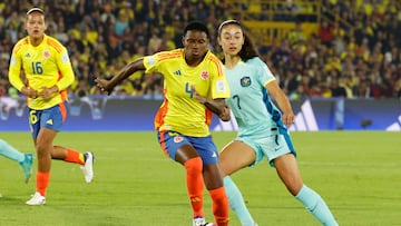 AMDEP5527. BOGOTÁ (COLOMBIA), 31/08/2024.- Yunaira Jessely López (c) de Colombia disputa un balón con Jynaya Rose Dos Santos de Australia este sábado, en un partido del grupo A de la Copa Mundial Femenina sub-20 entre las selecciones de Colombia y Australia en el estadio El Campín en Bogotá (Colombia). EFE/ Mauricio Dueñas Castañeda