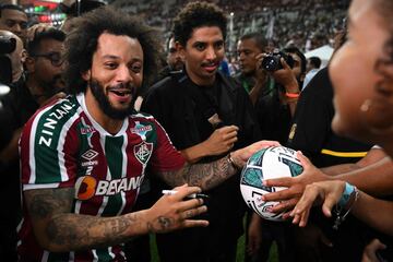 Marcelo firma aut¨®grafos a los aficionados del Fluminense.