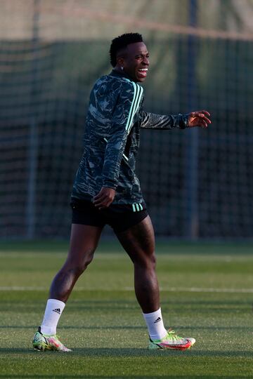 Vinicius sonríe durante la sesión preparatoria del Madrid en Rabat.
