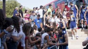 AFICIÓN. Zaragoza se ha volcado con una Selección española a la que quiere dar suerte antes de su participación en el Eurobasket 2015.