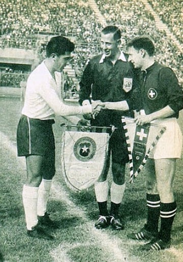 Ceremonia de los capitanes: Sergio Navarro de Chile y Charles Antenen de Suiza.